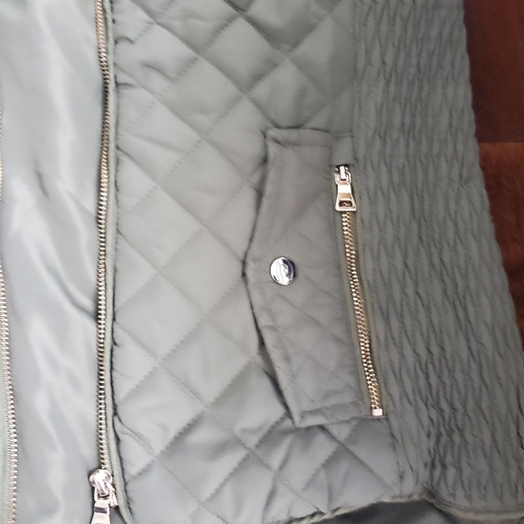 Green vest size medium women's by mini brand,  gold details - Picture 3 of 5